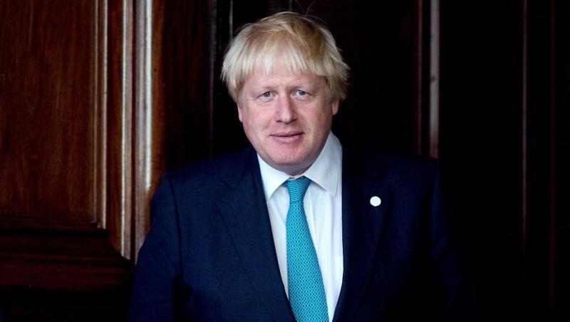 Boris Johnson, la costum negru, cu camasa alba si cravata bleu