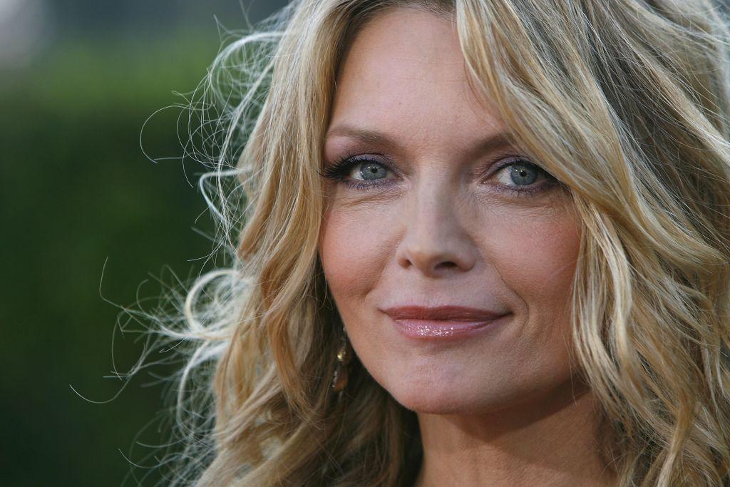 Michelle Pfeiffer cu machiaj natural si parul coafat lejer