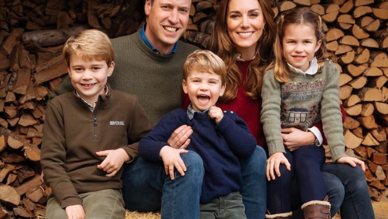 Kate Middleton și Prințul William au publicat felicitarea de Crăciun. În ce loc inedit s-au fotografiat alături de copiii lor