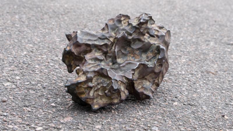 imagine cu o piatră (meteorit)