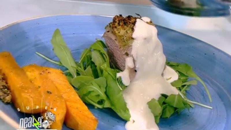Porție de ușchiuleț în crustă cu sos gorgonzola pe un pat dintr-un mix de salate