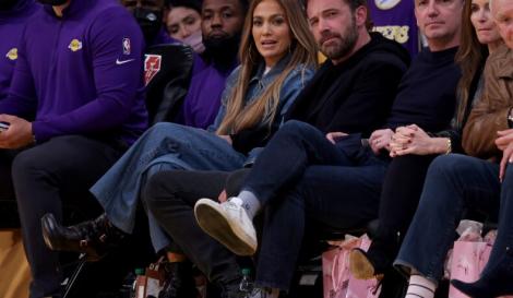 Jennifer Lopez și Ben Affleck, surprinși împreună la un meci de baschet. Cum a fost fotografiat celebrul cuplu