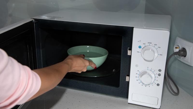 Descoperă care sunt alimentele pe care nu trebuie să le încălzești în cuptorul cu microunde