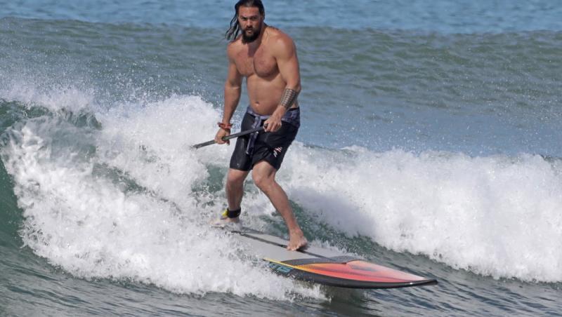 Jason Momoa, imagini de senzație la plajă, cu abdomenul perfect la vedere. Cât de bine arată actorul din Aquaman