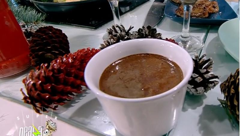 Mousse de ciocolată cu piper în bol alb de ceramică