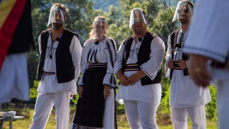 invitații-nea-marin-poftiți-prin-țară-dansează-în-haine-tradiționale-românești