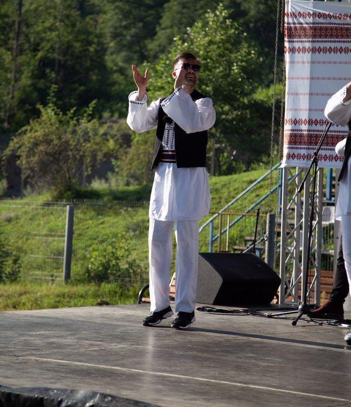 florin-ristei-aplaudă-și-dansează-pe-scenă-la-poftiți-prin-țară