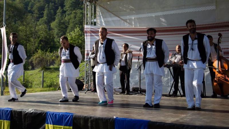 invitații-nea-marin-poftiți-prin-țară-dansează-pe-scenă-în-haine-tradiționale-românești