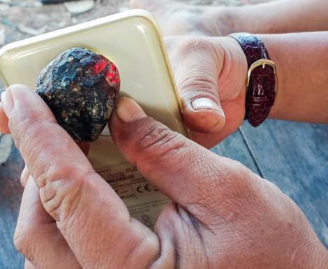 O tânără a găsit o piatră misterioasă pe plajă și a luat-o acasă, ca să vadă ce e. Ce a putut să descopere