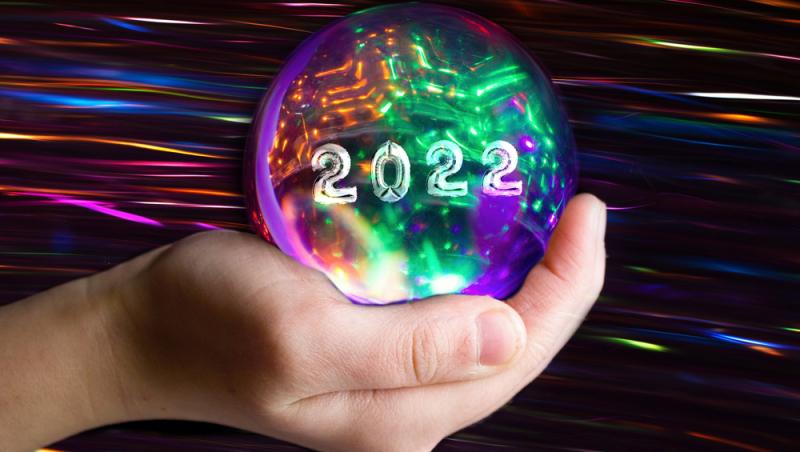 o mana ce tine un glob cu anul 2022 scris pe el, pentru a ilustra ideea de horoscop