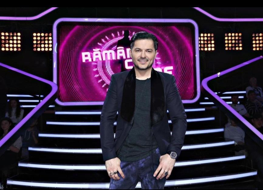 liviu-vârciu-în-haine-negre-pe-scenă