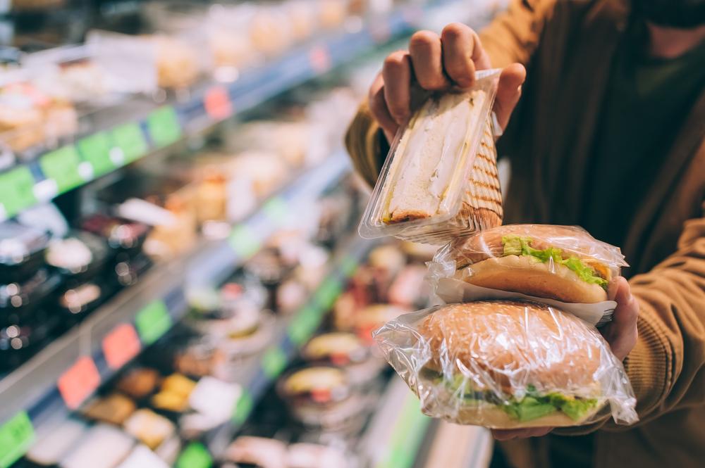 o femeie alegand sandvisuri la supermarket