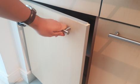 O femeie a deschis un dulap de bucătărie și a dat peste o ușă către o cameră „secretă”. Peste ce a dat când a deschis-o