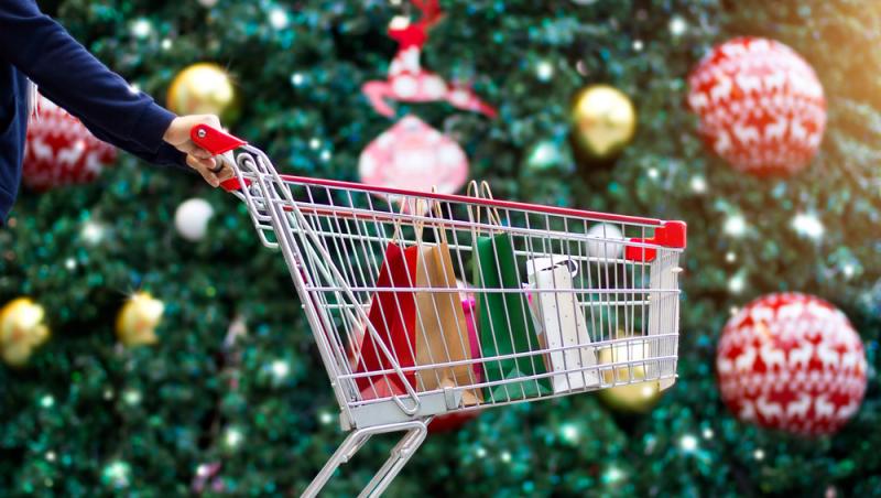 Unii comercianți au luat hotărârea ca programul de Crăciun 2021 să varieze, în funcție de mărimea fiecărui magazin în parte. Verifică lista de mai jos pentru a afla unde poți face cumpărături în următoarea perioadă