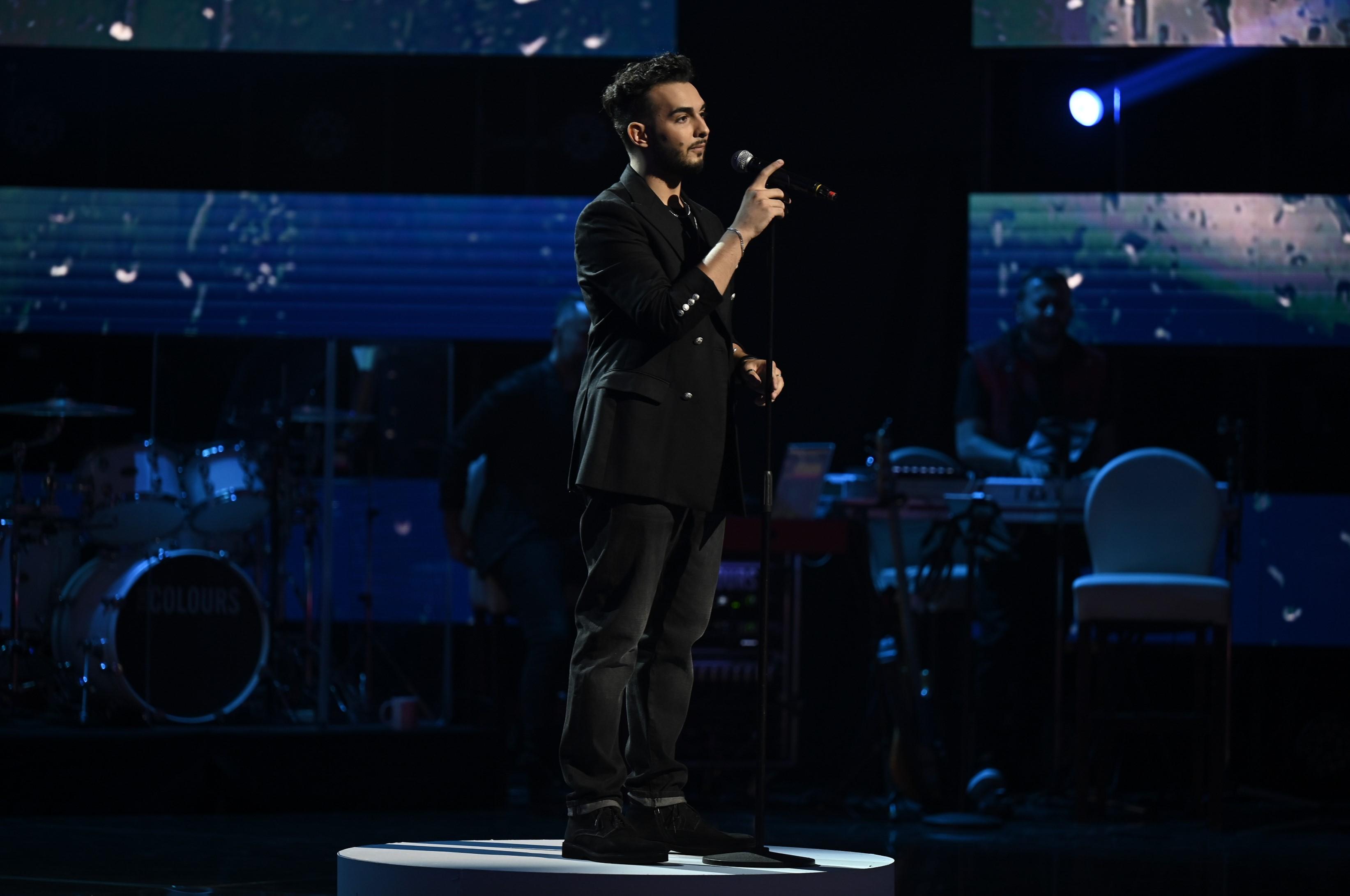 Finala X Factor 2021. Andrei Duțu a captat atenția juriului cu piesa „Say Something”. Tânărul a adus emoție pură pe scenă