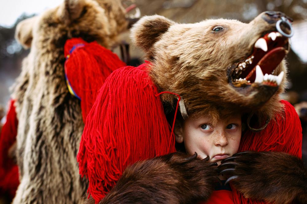 copil imbracat in urs de sarbatorile de iarna