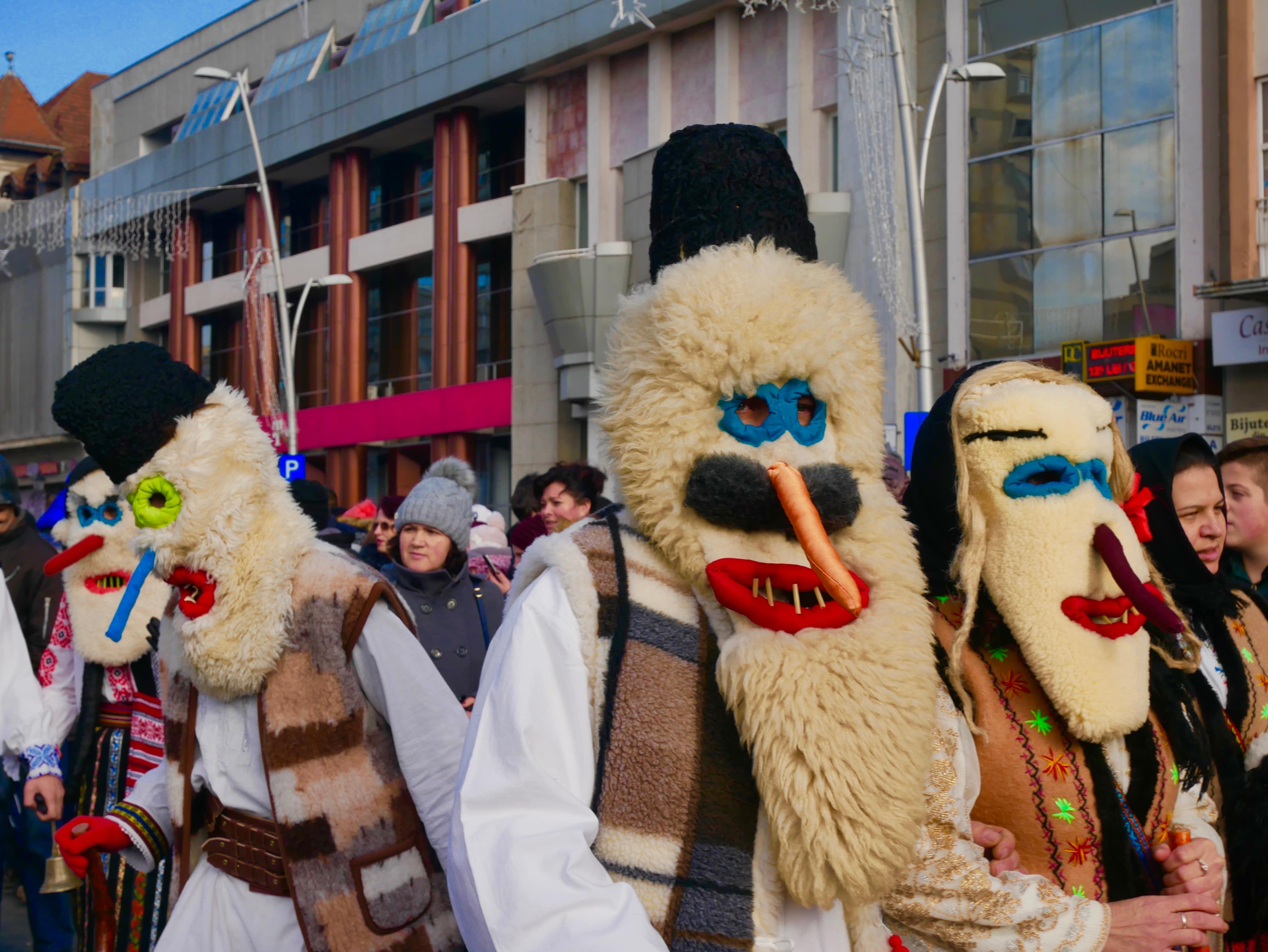 barbati costumati de revelion cu masti traditionale