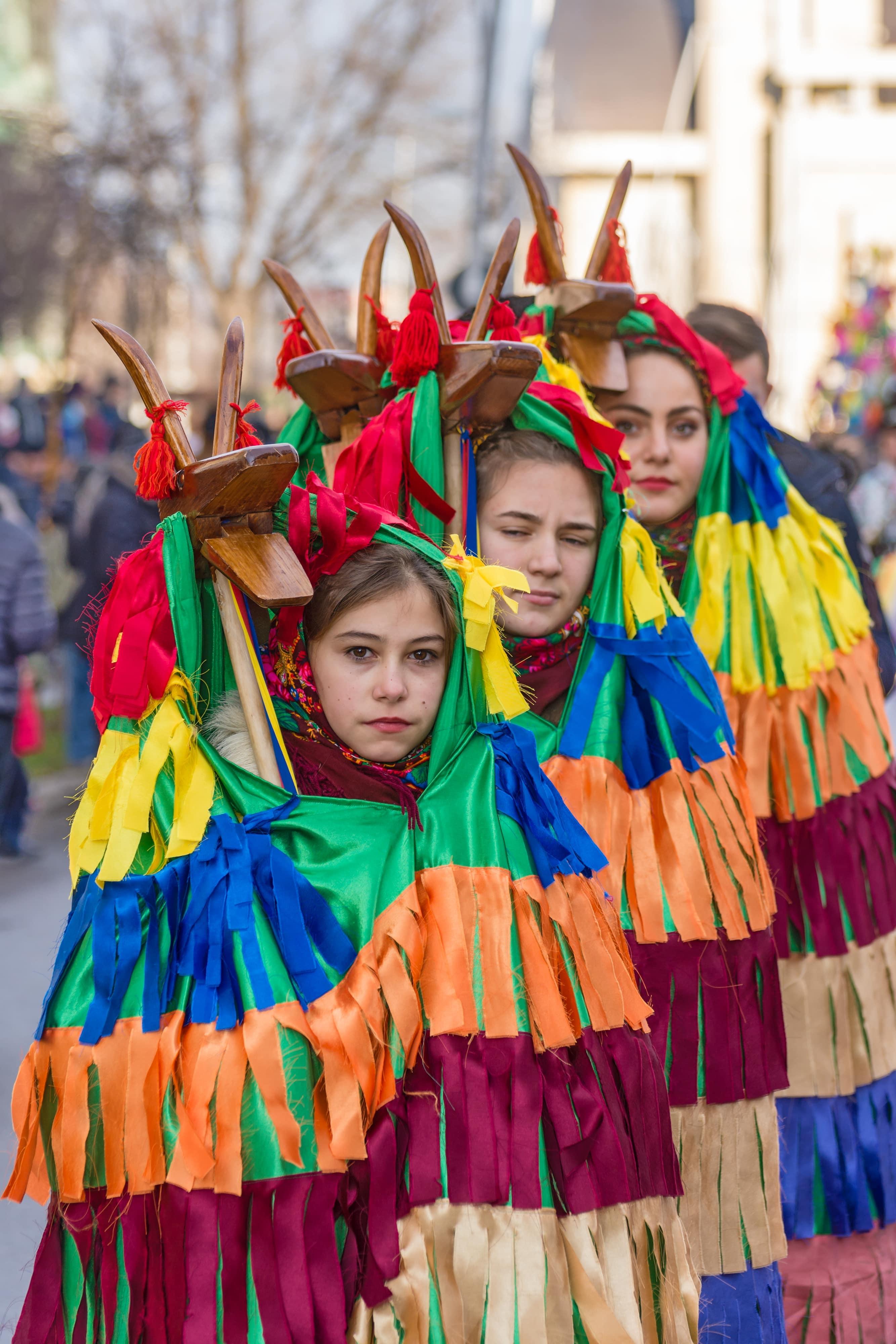 fete imbracate in costume specifice jocului caprei de revelion