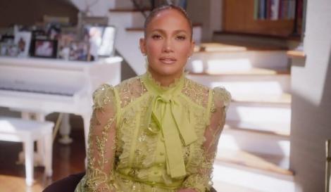 Jennifer Lopez a purtat o rochie extravagantă la cina de Crăciun. Cum au surprins-o prietenii pe artistă