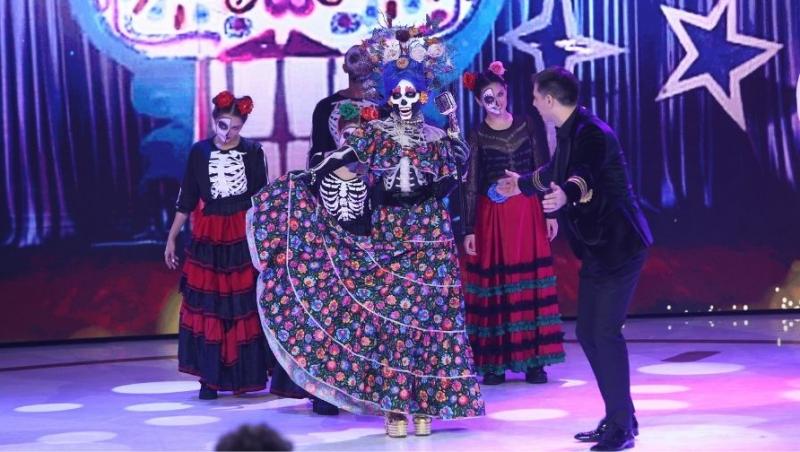 Machiată precum un schelet înspăimântător, dar în culori vibrante, Femeia Schelet a fost introdusă cu dans și costume tradiționale de Ziua Morților