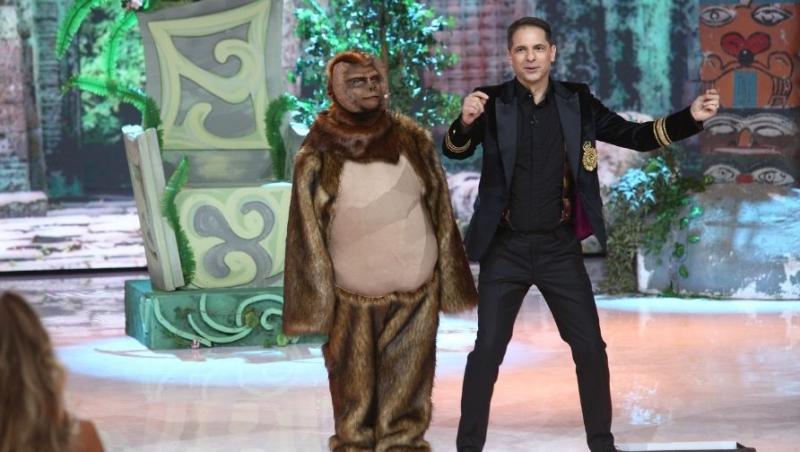 Masca Regele Maimuțelor le-a dat mari bătăi de cap celor din platoul emisiunii Revelionul Starurilor 2022: Războiul Generaţiilor
