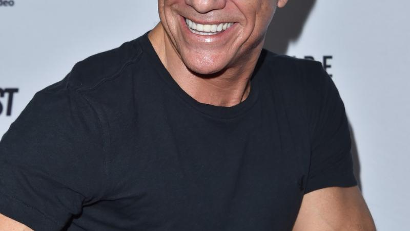 Van Damme imbracat in tricou negru, cu sapca neagra si ochelari