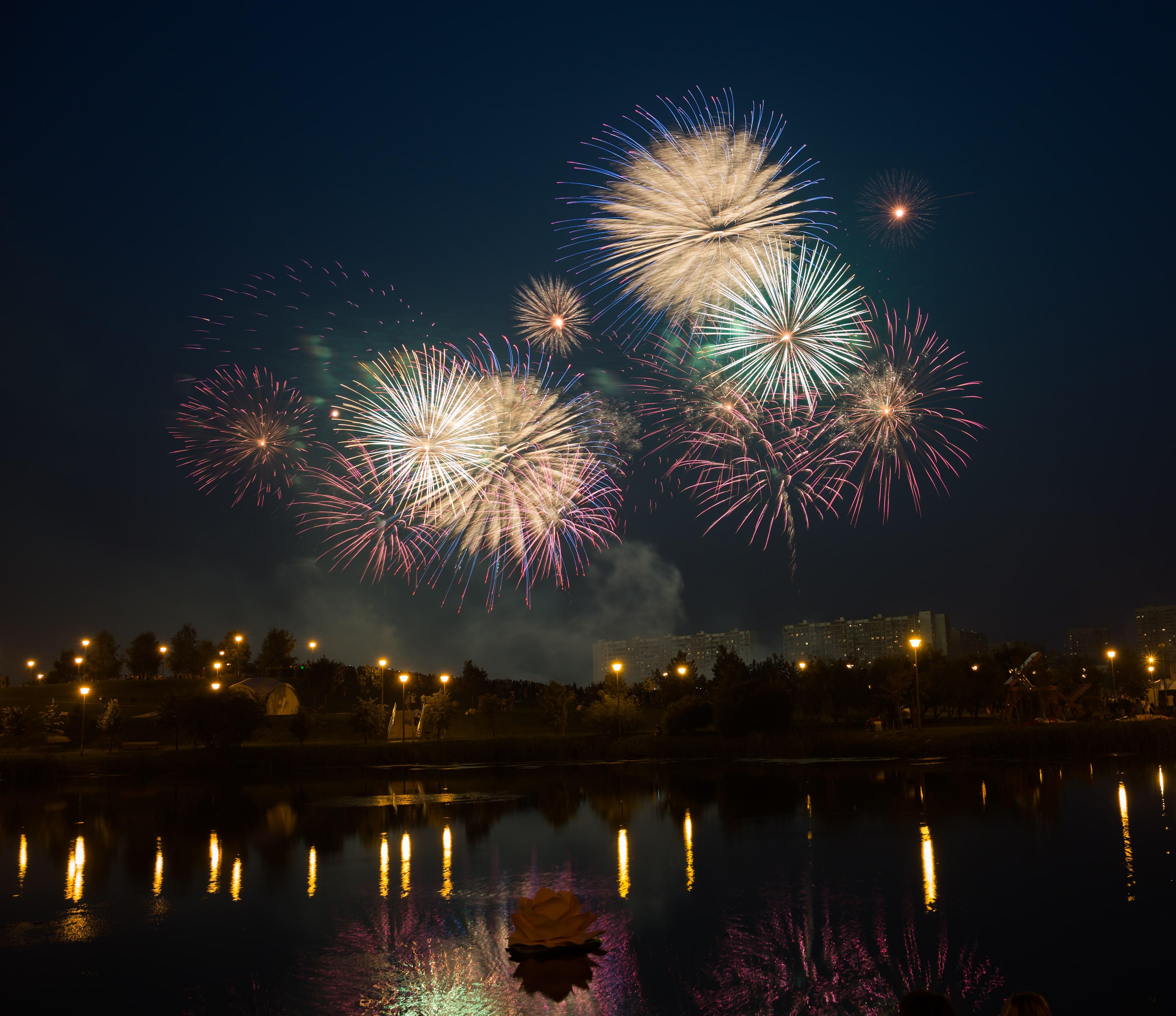 colaj de fotografii cu artificii de revelion 2022 si vremea in noul an, zapada si soare