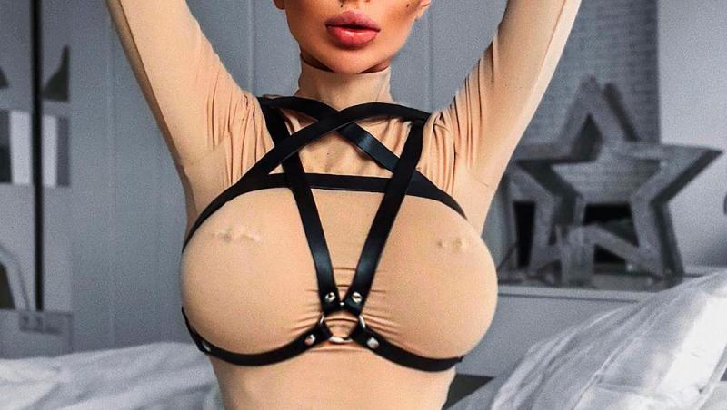 Alena Omovych are 27 de ani și ține neapărat să aibă corpul lui Kim Kardashian. Tânăra s-a operat de șapte ori pentru a avea sâni mari și un posterior și mai generos
