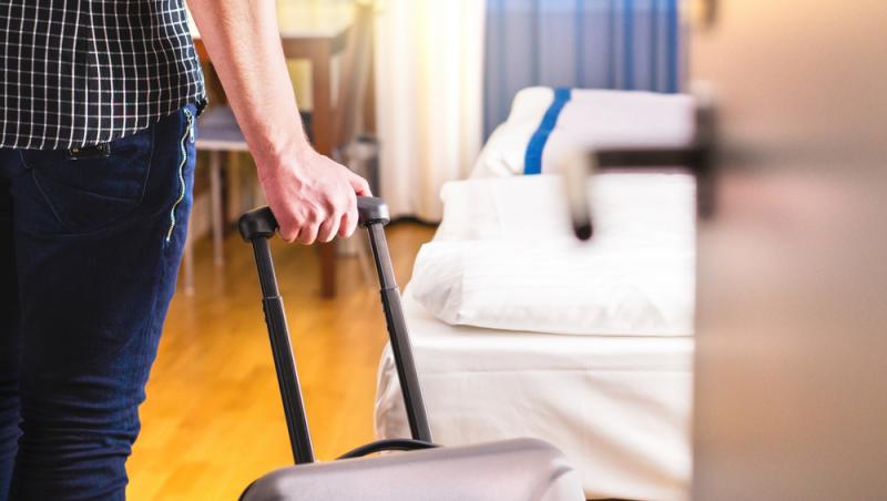 O femeie care are o firmă de curățenie a dezvăluit cum îți poți da seama dacă stai într-o cameră de hotel curată