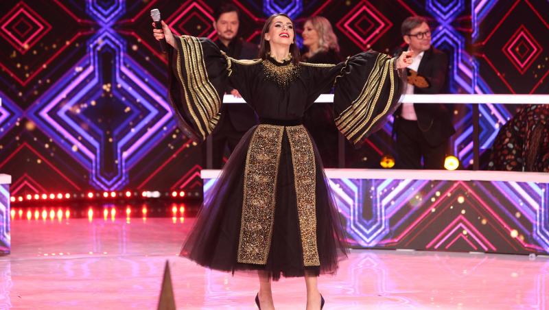 Show și așa 2022. Georgiana Lobonț a atras toate privirile cu o rochie specială, cu mâneci clopot și elemente tradiționale