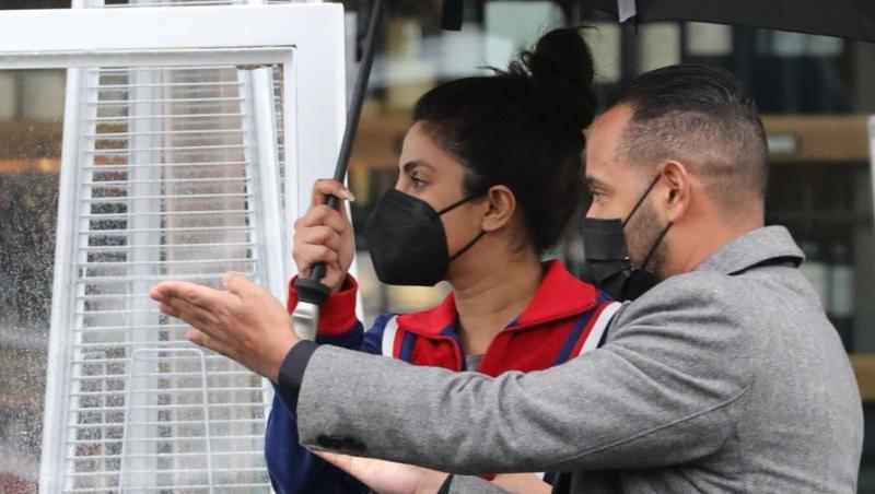 Celebra Priyanka Chopra, soția lui Nick Jonas, a fost fotografiată de către paparazzi în Beverly Hills fără machiaj, cu părul ciufulit și mască pe față.