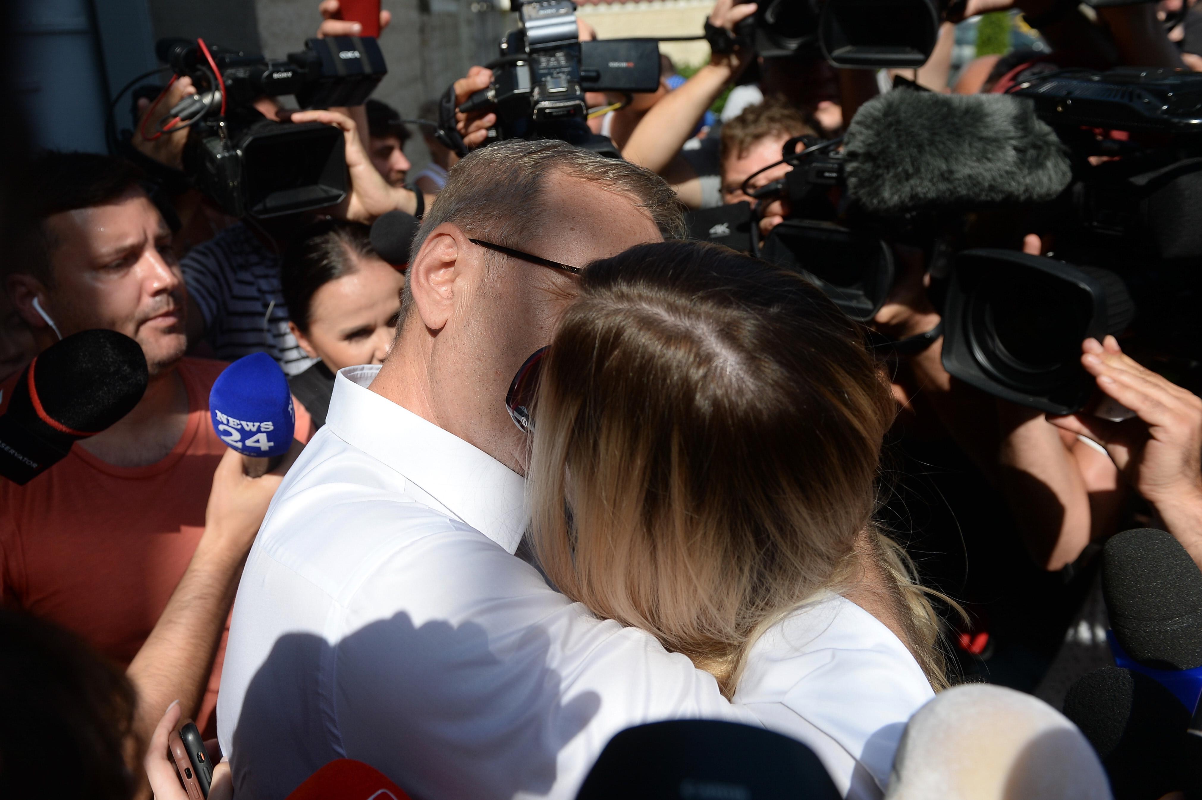 irina tanase si liviu dragnea se saruta in mijlocul multimii