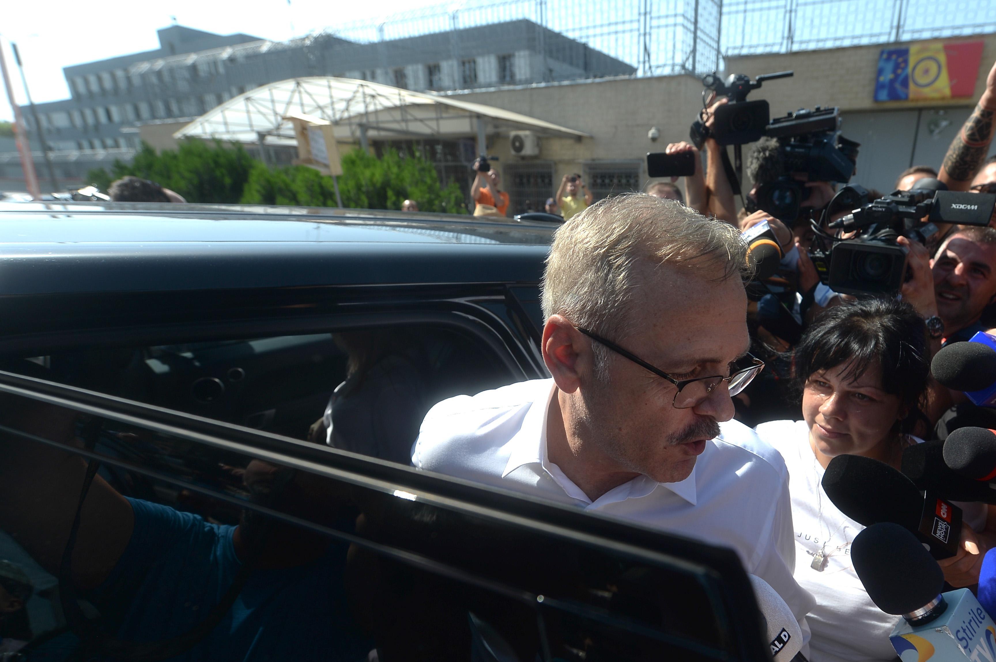 liviu dragnea iese dintr-o masina