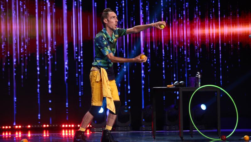 iUmor, 5 decembrie 2021. Juan Migama a făcut jonglerii pe role. De ce jurații s-au simțit în dificultate: „Ești ca meșterul român”