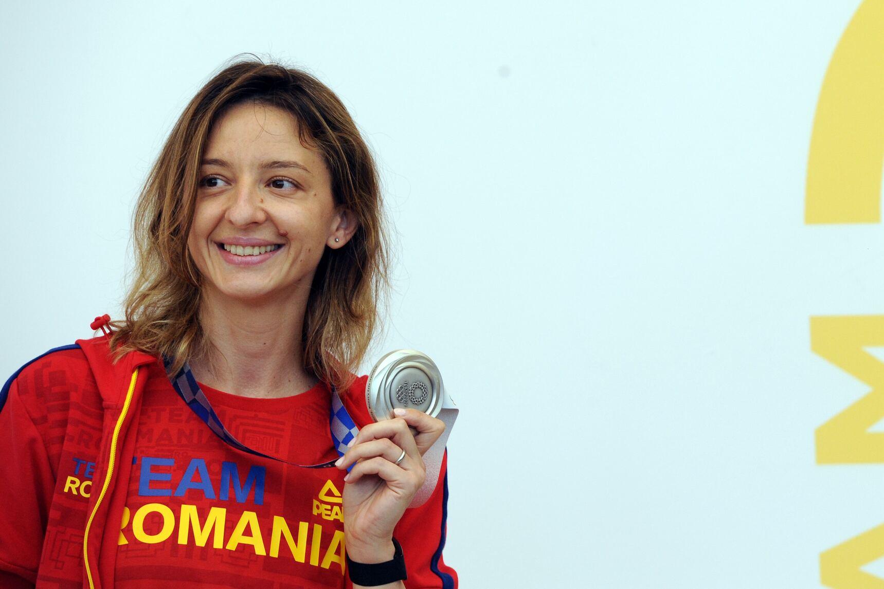 Ana Maria Popescu, cu medalia de argint, în tricou roșu