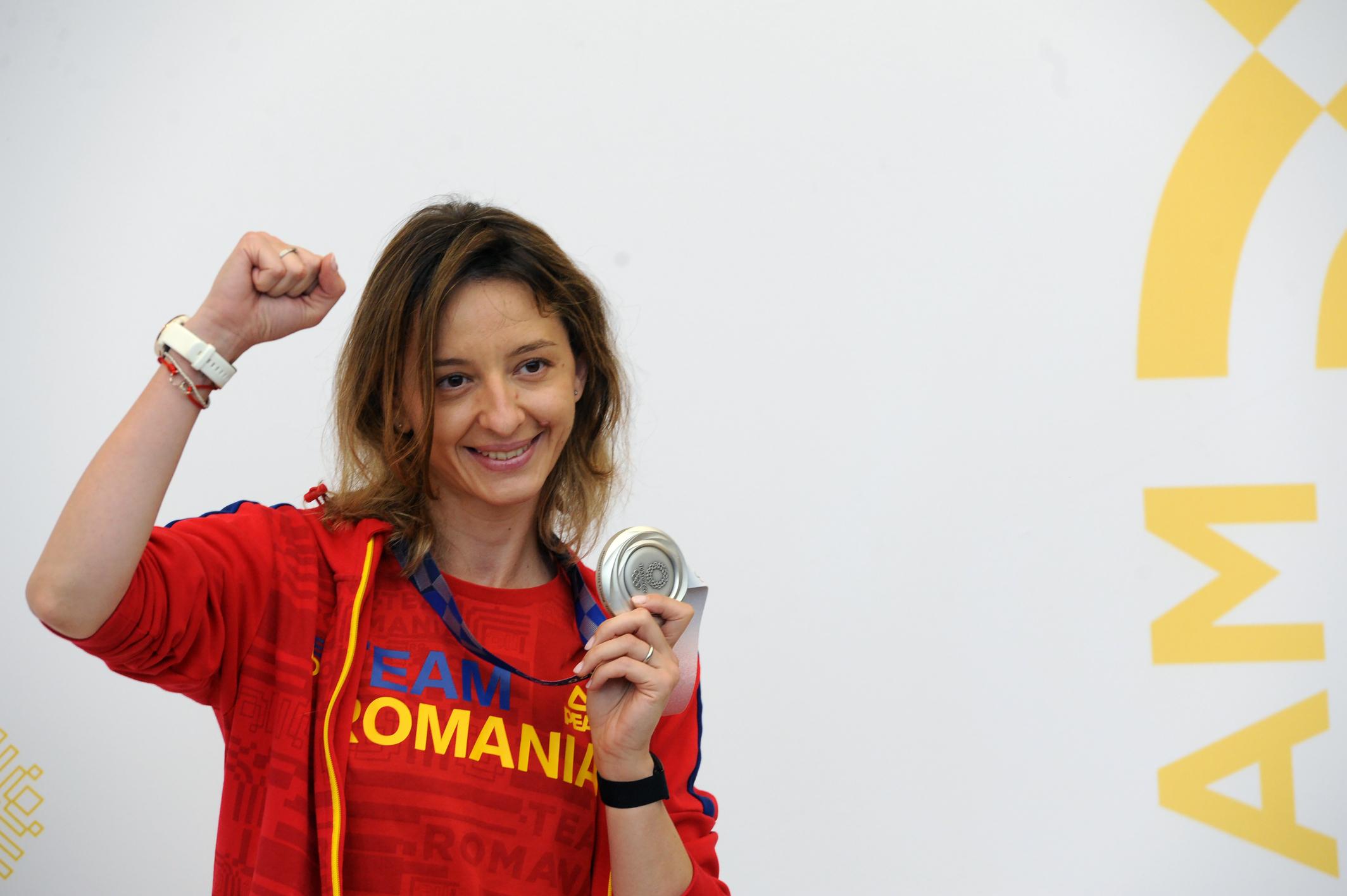 Ana Maria Popescu, arătându-și medalia