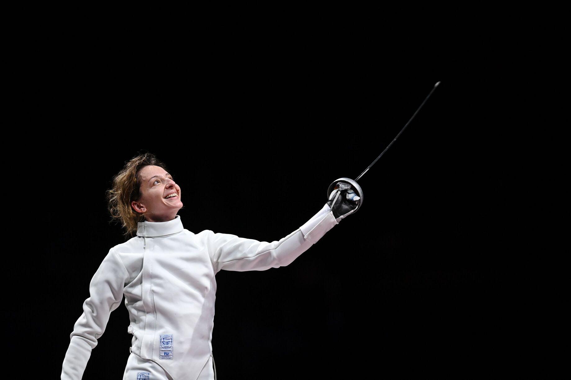 Ana Maria Popescu, cu spada în mână, în costumul său alb de spadasină