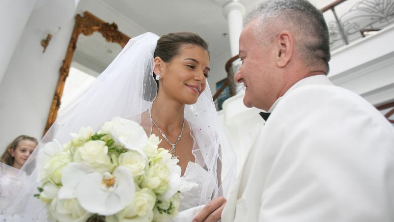Monica Gabor și Irinel Columbeanu în ziua nunții, ea mireasa si el in costum alb,de ginere