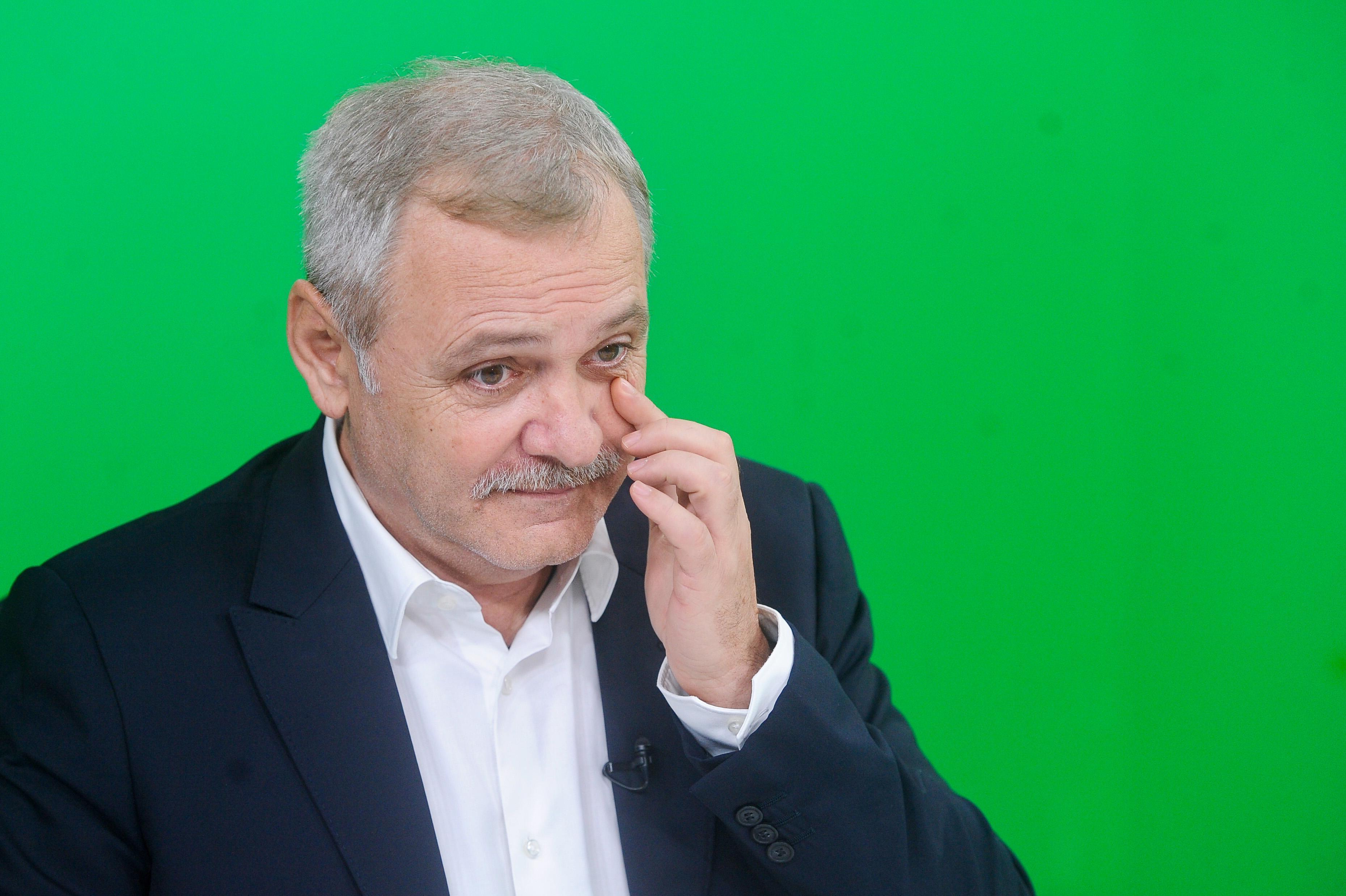 liviu-dragnea-cămașă-albă-sacou-negru-ține-mâna-la-ochi