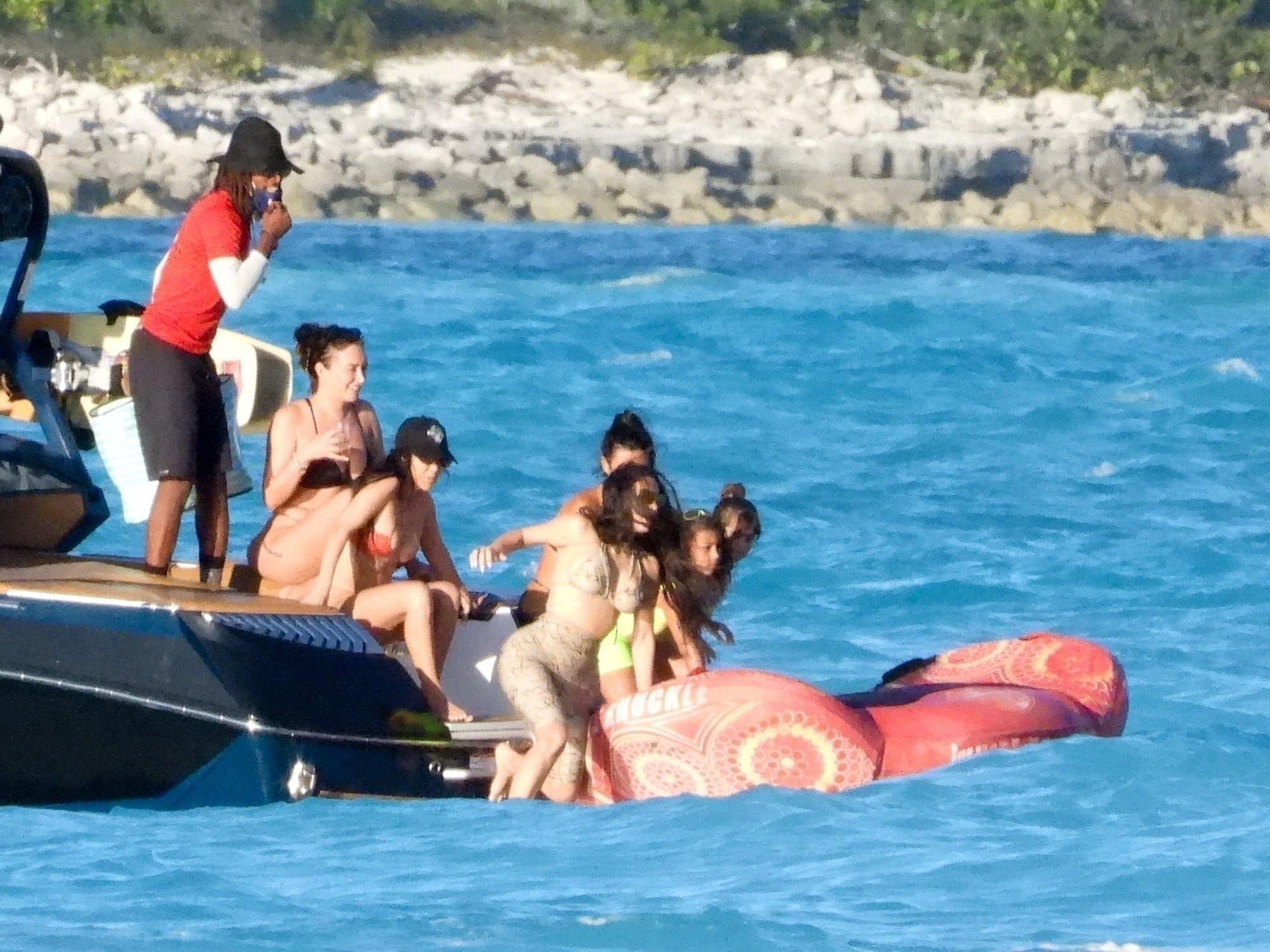 Kim Kardashian si prietenii, barca, ocean, costum de baie