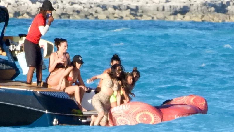Kim Kardashian a optat pentru un costum de baie neobișnuit pentru ieșirea ei la plajă în Caraibe