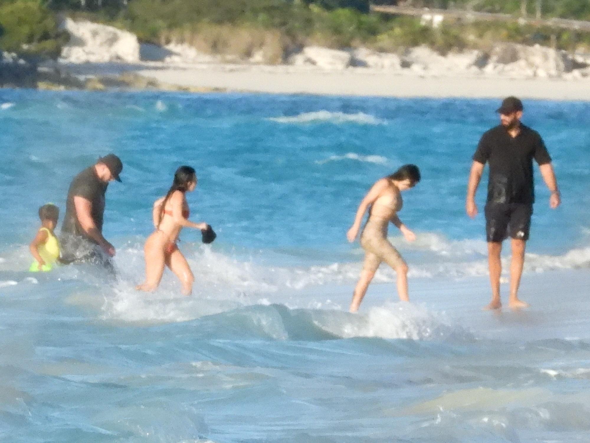 Kim si Kourtney Kardashian la plaja, ocean, cu prietenii lor
