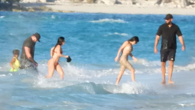 Kim Kardashian și Kourtney Kardashian au fost surprinse recent la plajă în Caraibe