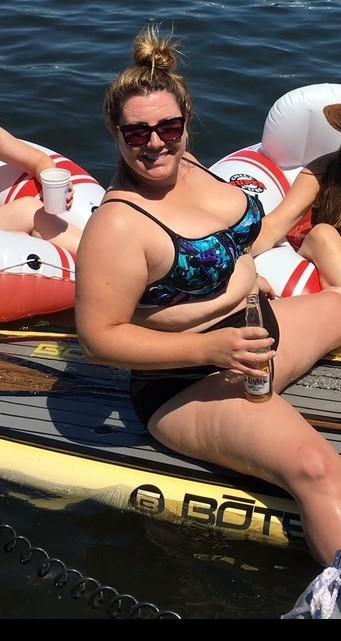 Sarah Doehler, costum de baie, barca pe apa