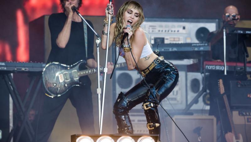 Miley Cyrus a avut parte de o sumedenie de schimbări de look de-a lungul carierei sale artistice