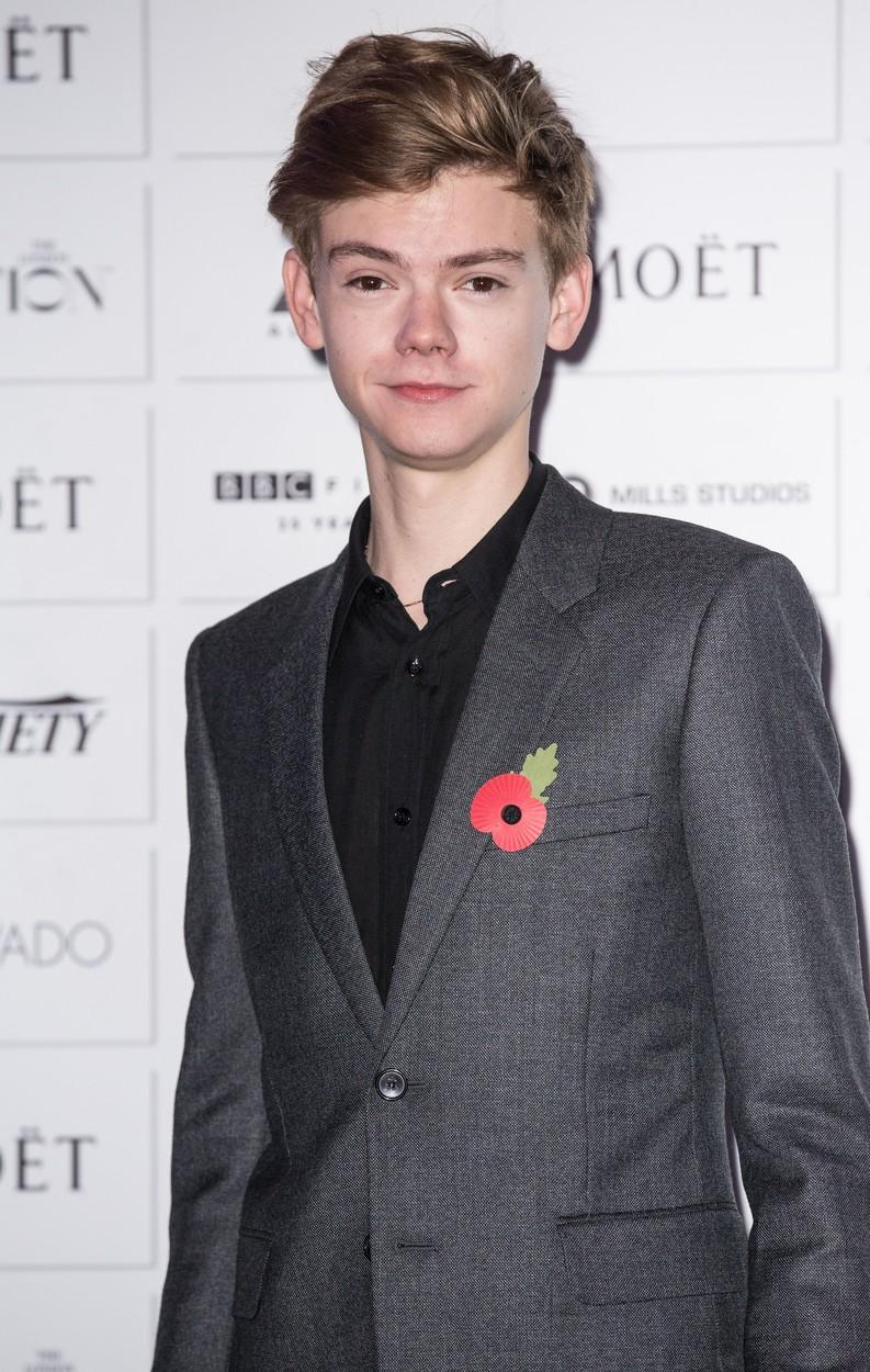 thomas brodie sangster in sacou gri zambind