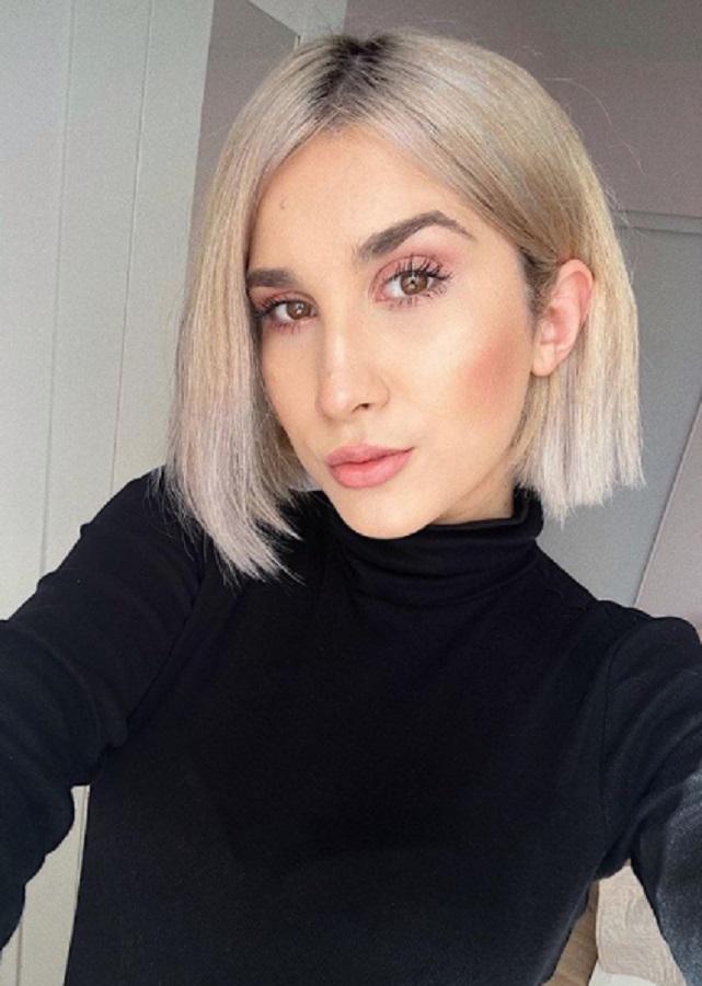 Adda, selfie pentru Instagram, în timp ce poartă o bluză neagră
