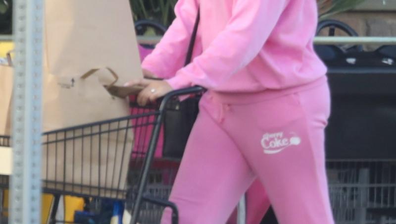 April Love Geary, costum roz, pe strada, la cumpărături