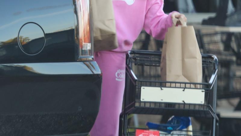 April Love Geary, costum roz, pe strada, la cumpărături