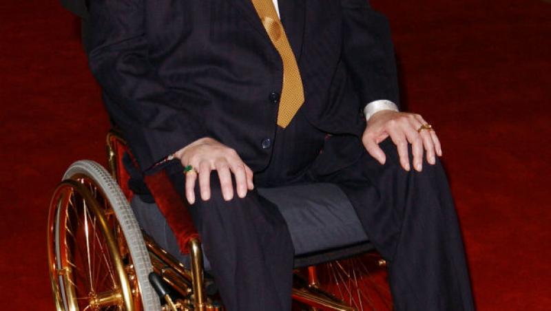 Larry Flynt, în scaunul său cu rotile, pe covorul roșu